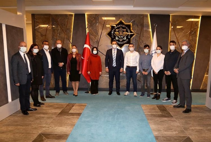 ALKÜ TIP FAKÜLTESİ’NİN İLK ASİSTAN HEKİMLERİNDEN REKTÖR KALAN’A ZİYARET