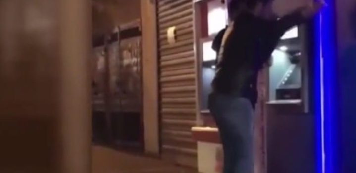 ÇALDIKLARI PARAYI HALAY ÇEKEREK HESAPLARINA YATIRDILAR