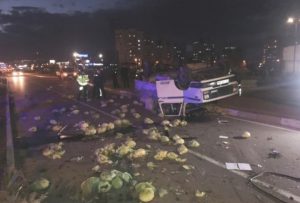 ANTALYA’DA YOLA SAÇILAN LAHANALARI POLİSLER TOPLADI