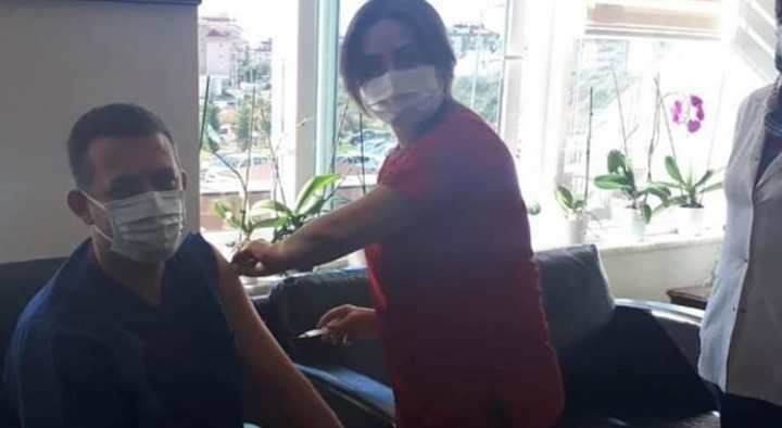 KAYMAKAM ÜRKMEZER İLK AŞISINI OLDU