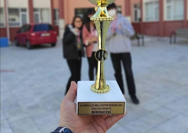 LİSELER ARASI İNGİLİZCE MÜNAZARA 1.Sİ BELLİ OLDU 