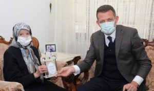 ALANYA’NIN GURURU HAYIRSEVER ALAETTİNOĞLU AİLESİNE PLAKET