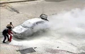 HAREKET HALİNDE YANAN ARAÇ KORKUTTU