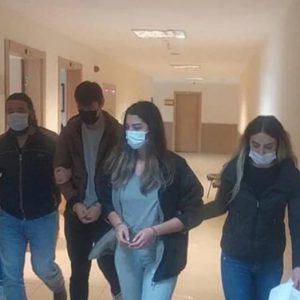 TÜRK PASAPORTUNA HAKARET EDEN ÇİFT ÇARK ETTİ