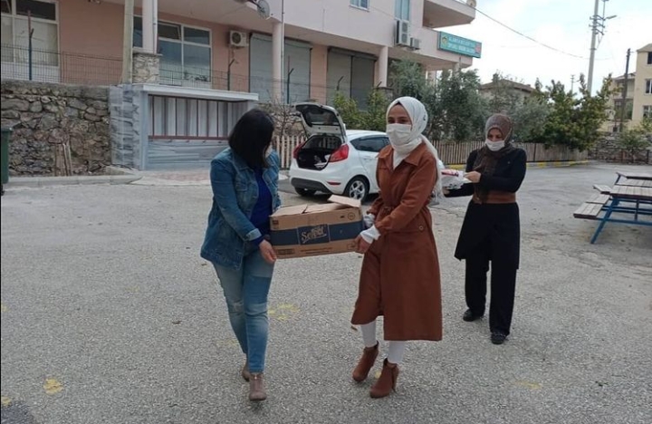 AK KADINLAR DURMAK BİLMİYOR