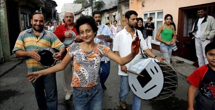 8 NİSAN DÜNYA ROMANLAR GÜNÜ