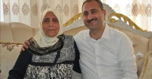 ANNESİNİ KAYBEDEN ADALET BAKANI TAZİYE KABUL ETMİYOR