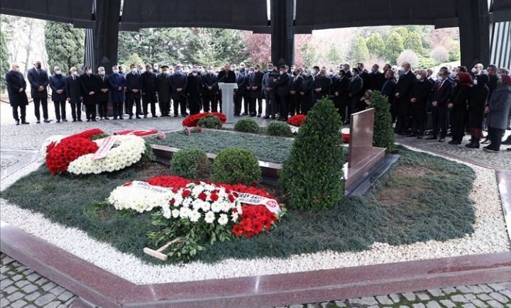 BAŞKAN ERDOĞAN MEZARI BAŞINDA KUR’AN OKUDU