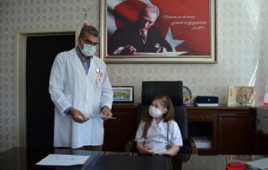 KÜÇÜK BAŞHEKİM KOLTUĞUNA OTURDU