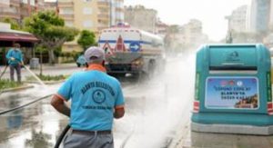 ALANYA’DA CADDELER YIKANARAK DEZENFEKTE EDİLİYOR