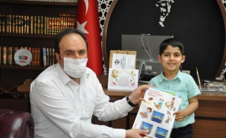 İLK ORUCUNU TUTAN MİNİKLERE ÖDÜLLERİ MÜFTÜDEN