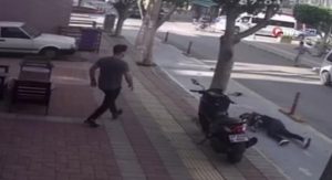 KÖPEĞE ÇARPARAK AĞIR YARALANAN GENÇ HAYATINI KAYBETTİ