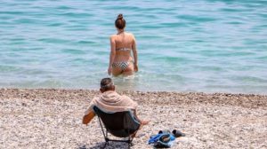 TURİSTLER BOŞ SAHİLLERİN TADINI ÇIKARIYOR