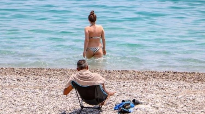 TURİSTLER BOŞ SAHİLLERİN TADINI ÇIKARIYOR