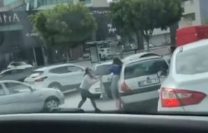 İKİ KADININ KAVGASI TRAFİĞİ FELÇ ETTİ