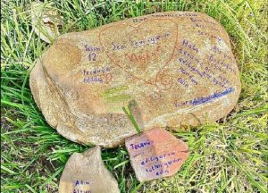 TAŞA YAZILAN İDDİA POLİSİ ALARMA GEÇİRDİ