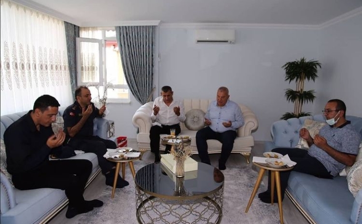 BAŞKAN ŞAHİN ŞEHİT BABALARINI SEVİNDİRDİ