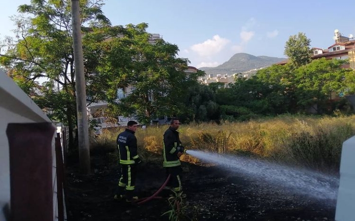 ELEKTRİK DİREĞİNDEN ÇIKAN YANGIN PANİĞE NEDEN OLDU