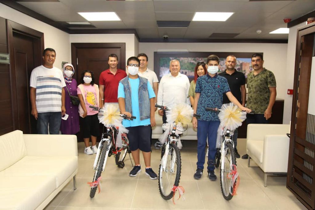 BAŞKAN ŞAHİN, BAŞARILI ÖĞRENCİLERİ BİSİKLET İLE ÖDÜLLENDİRDİ