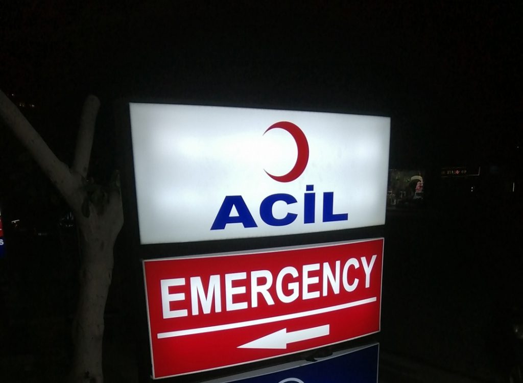 BİLEKLERİNİ KESEREK ÖLMEK İSTEDİ