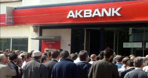 AKBANK KREDİ VE KART ÖDEMELERİNİ ÖTELEDİ