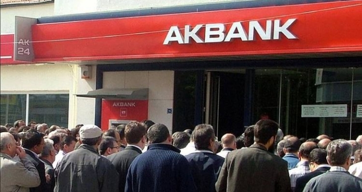 AKBANK KREDİ VE KART ÖDEMELERİNİ ÖTELEDİ