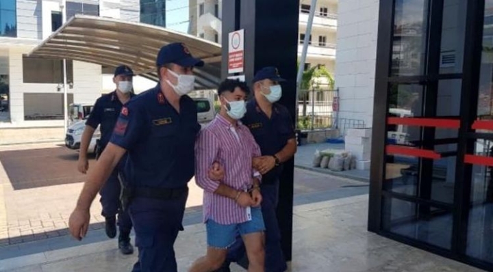 AĞACA ÇARPTIĞINI SANMIŞ