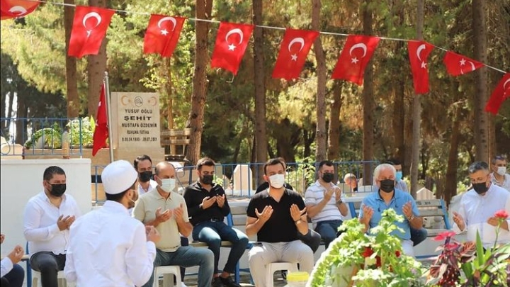 BAŞKAN TOKLU VE EKİBİNDEN ŞEHİTLİK ZİYARETİ