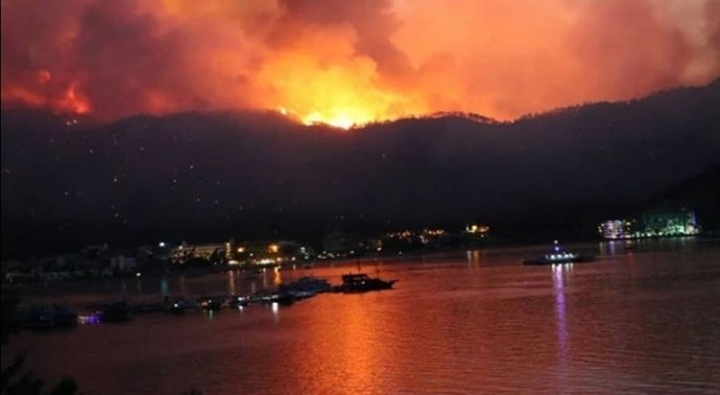 ŞİMDİ DE FETHİYE ORMANLARI ALEV ALEV YANIYOR
