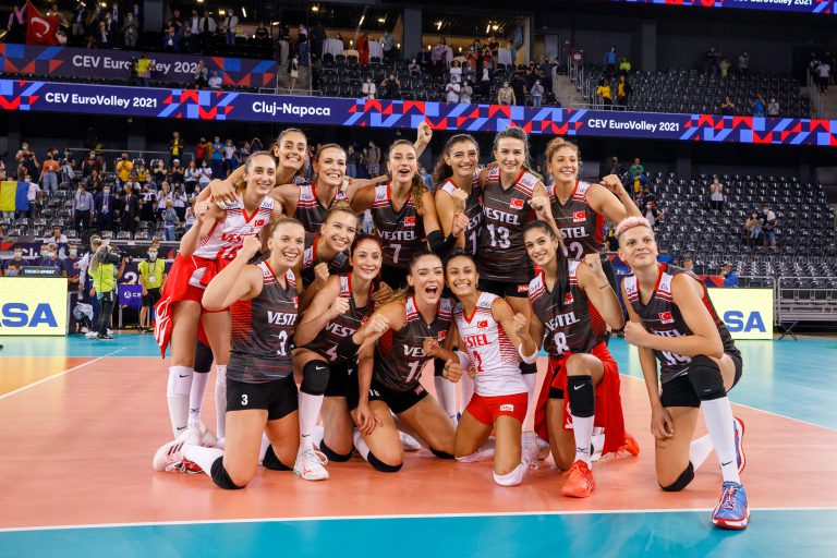 SULTANLAR AVRUPA ŞAMPİYONASINA GALİBİYETLE BAŞLADI