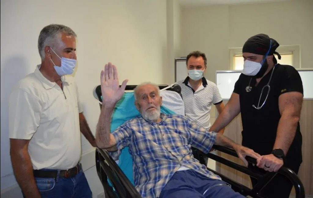 82 YAŞINDA KORONAVİRÜSÜ YENDİ