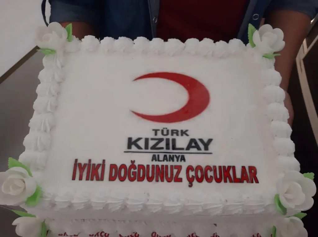 KIZILAY ALANYA ÇOCUKLARI GÜLDÜRDÜ