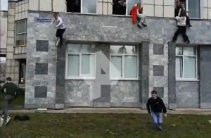 ÜNİVERSİTE’DE SİLAHLI SALDIRI 8 ÖLÜ