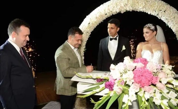 BAŞKAN YÜCEL GENÇLERİN MUTLULUĞUNA ŞAHİT OLDU