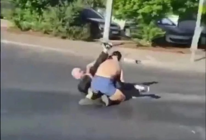 BUNU ÇOCUKLAR YAPMAZ, TRAFİĞİN ORTASINDA KAVGA