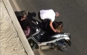 YOLA SAVRULAN MOTOSİKLETİN SÜRÜCÜSÜ YARALANDI