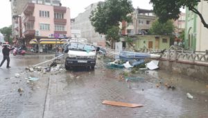 EGE’DE FIRTINA :ÇATILAR UÇTU