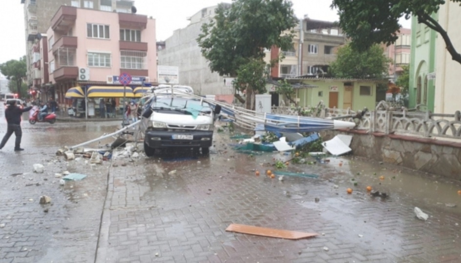 EGE’DE FIRTINA :ÇATILAR UÇTU