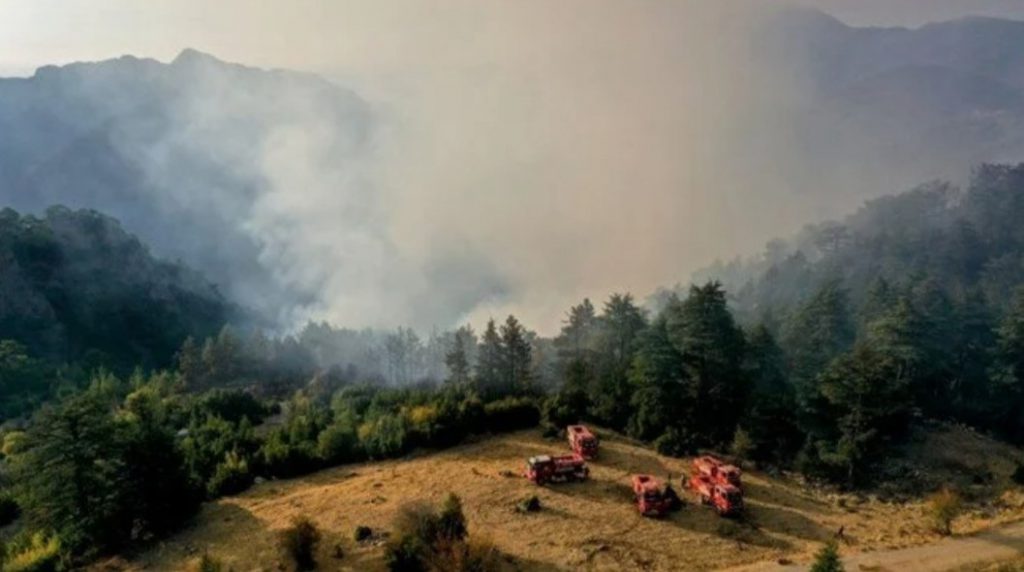 KEMER’DE ORMAN YANGINI DEVAM EDİYOR