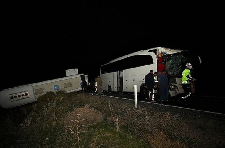 ÖĞRENCİ TAŞIYAN 2 OTOBÜS KAZA YAPTI, 25 YARALI