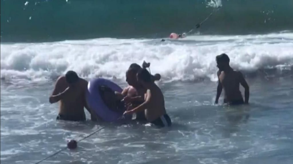 BOĞULMAKTAN KURTARDILAR, YÜRÜYEREK ÇEKİP GİTTİ