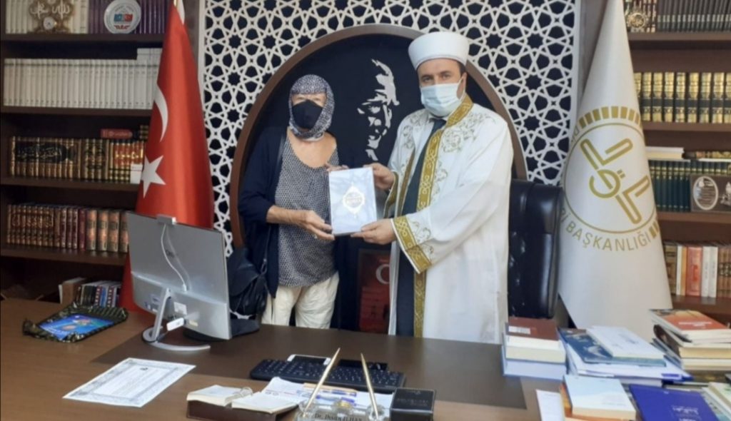 GERÇEK İSLAMİYET’İ ÖĞRENEN YABANCILAR MÜSLÜMAN OLUYOR