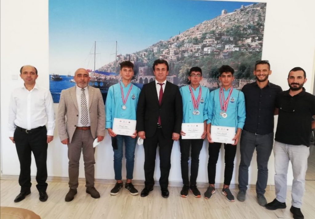 GURUR VE SEVİNÇLERİNİ MÜDÜRLERİ YUSUF YILMAZ’LA PAYLAŞTILAR