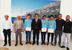 GURUR VE SEVİNÇLERİNİ MÜDÜRLERİ YUSUF YILMAZ’LA PAYLAŞTILAR