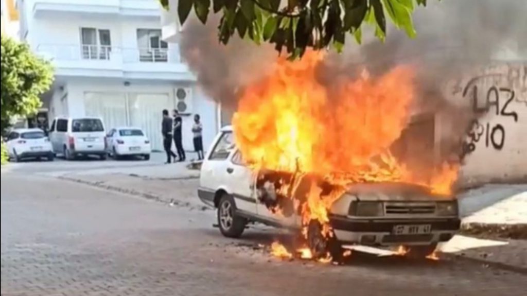 OTOMOBİL YANGINI KORKU DOLU ANLAR YAŞATTI