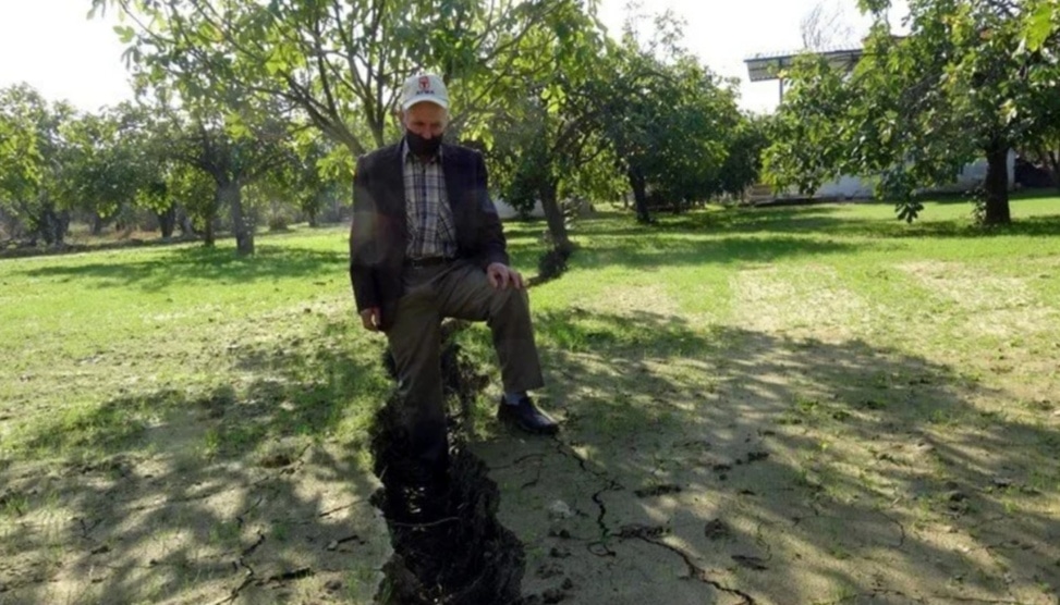 GERMENCİK’TE YARIKLAR KORKUTUYOR