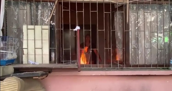 ANNE EVİ YAKTI, FERYADI YÜREKLERİ