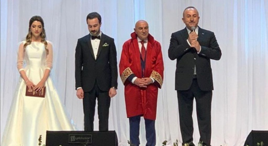 BAKAN ÇAVUŞOĞLU KIZI DÜNYA EVİNE GİRDİ