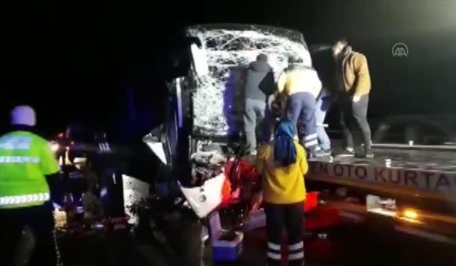 İSTANBUL’DAN ALANYA’YA GELEN TUR OTOBÜSU KAZA YAPTI 11 YARALI