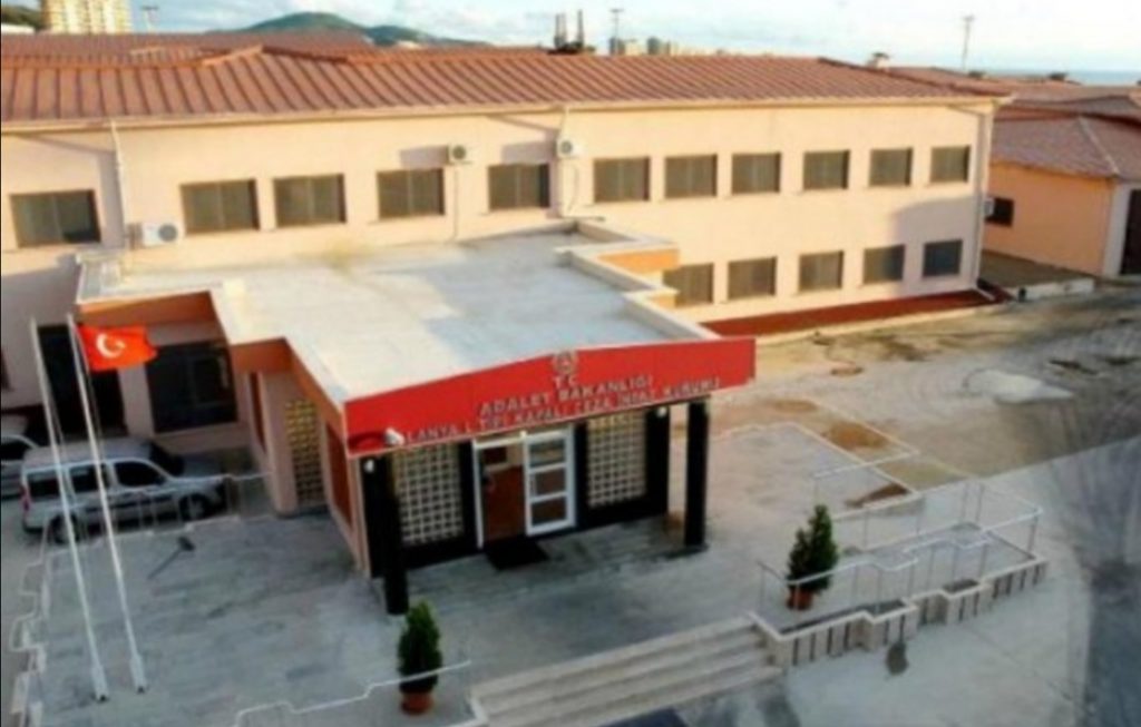 MAHKUM YAKINLARI ORTALIĞI AYAĞA KALDIRDILAR